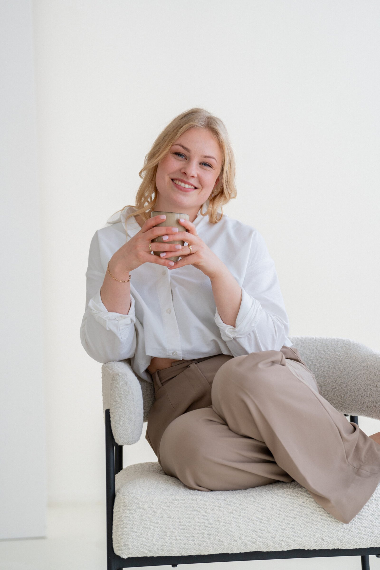 Chantal met een kop koffie, klaar voor een kennismakingsgesprek