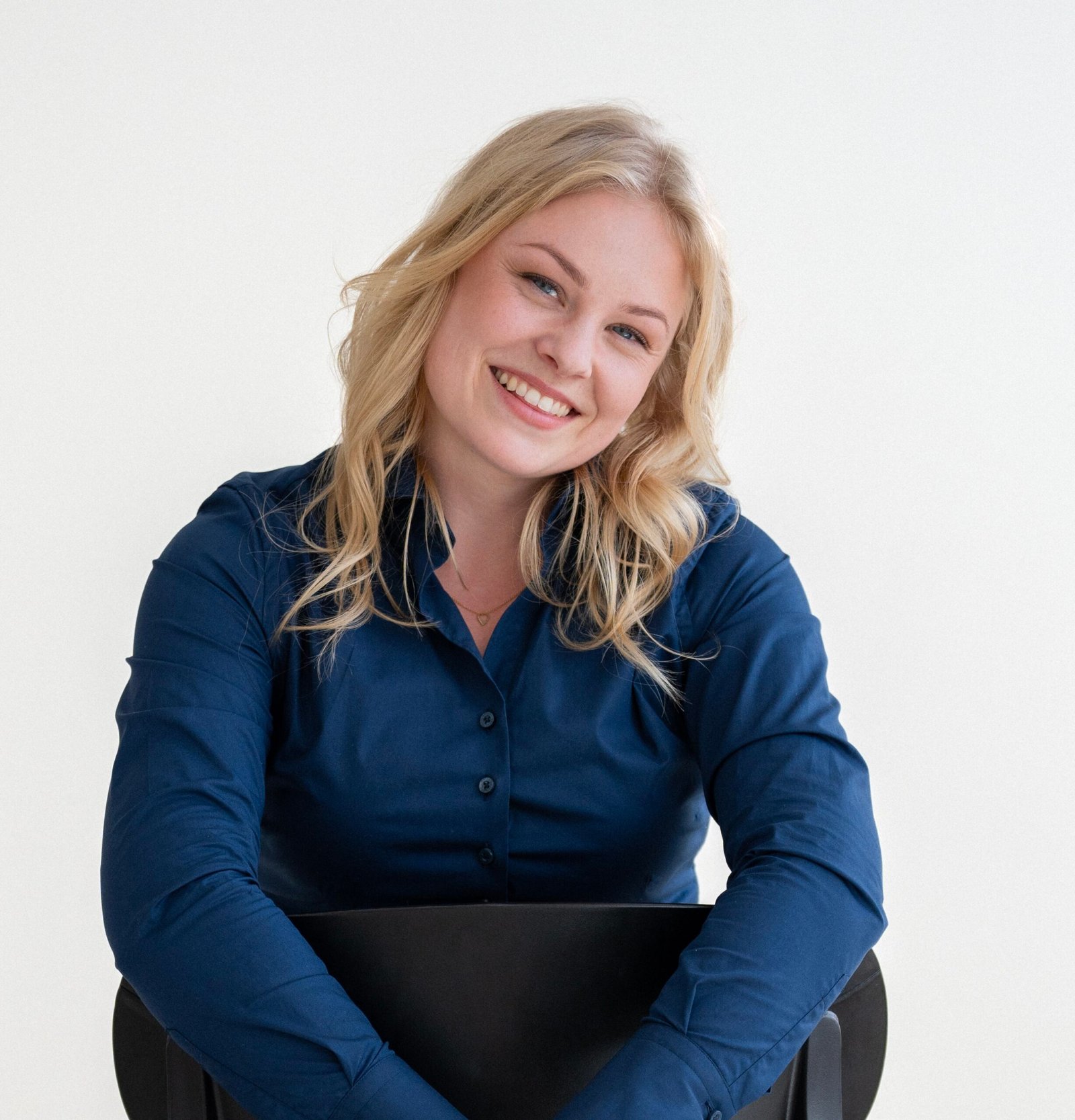 Portret van goudsmid Chantal Stienstra, lachend, in een donkerblauwe blouse