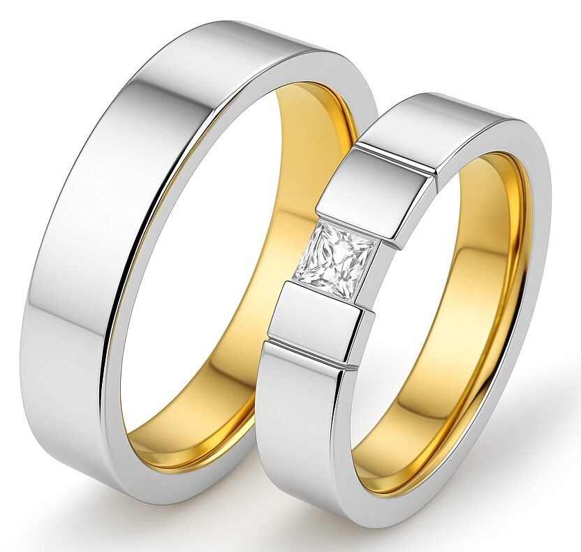 Ontwerp van twee trouwringen: een brede witgouden band en een ring met een vierkante diamant, beide met geelgouden binnenkant